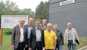Dirk Glaser, Hubertus Winterberg, Norbert Römer, Andreas Halbe, Lothar Grütz, Sascha Koch und Ulrich Hilchenbach (v. l.) vor dem Bahnhof in Hützemert.