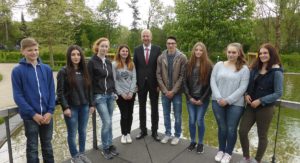 Bürgermeister Ulrich Berghoff (Mitte) mit den Schülern (von links) Kevin Wurm, Wassiliki Thanou, Franziska Christ, Chantal Bender, Luka Lukic, Laetitia Lukic, Jasmin Ortmüller und Lisa Weuste.