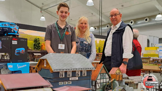 Hubertus Klein mit seinen beiden Unterstützern Ulrike Hauf und Nicolas Koch vor seiner Modulanalage in Gießen. Im Vordergrund sind einige seiner selbsterstellten Modellbauten u.a. das Bahnhofsmodell Hützemert zu sehen.